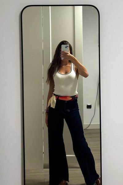 Sofía Duñán Padilla frente al espejo con outfit casual - Agencia de marketing digital Brilla influencers y Comunicación