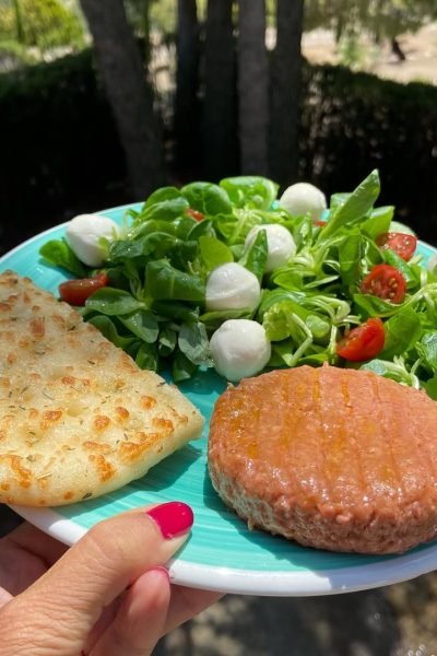 Susanna Ayala Garcia mostrando una comida saludable en su plato.