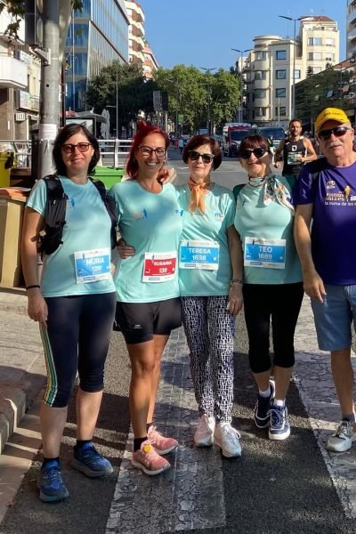 Susanna Ayala Garcia con un grupo de amigos en una carrera al aire libre.