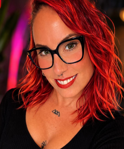 Susanna Ayala Garcia con gafas y un vestido negro, posando en interiores.