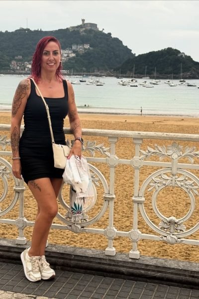 Susanna Ayala Garcia en la playa con su cabello al viento.