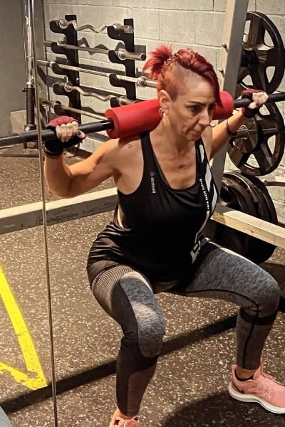Susanna Ayala Garcia haciendo ejercicio en un gimnasio con ropa deportiva.