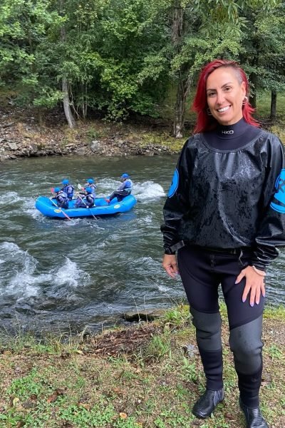 Susanna Ayala Garcia en una caminata por la montaña con fondo de naturaleza.