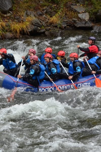 Susanna Ayala Garcia practicando rafting en un río con un grupo.