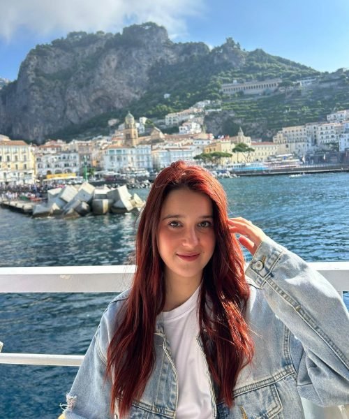 UGC Alba Lucia Navarro en paisaje costero con vistas a Amalfi. Imagen de la Agencia de marketing digital Brilla influencers y Comunicación.