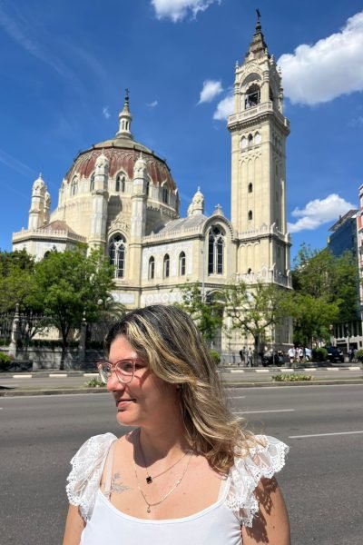 UGC Amalia Hernández Soler creando contenido travel y lifestyle frente a monumento histórico en Madrid – Agencia Brilla.