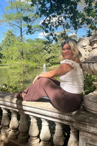 UGC Amalia Hernández Soler creando contenido lifestyle en parque natural con lago y entorno verde – Agencia Brilla.