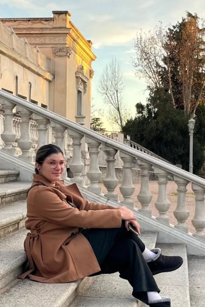 UGC Amalia Hernández Soler creando contenido lifestyle y moda en escaleras de edificio clásico – Agencia Brilla.