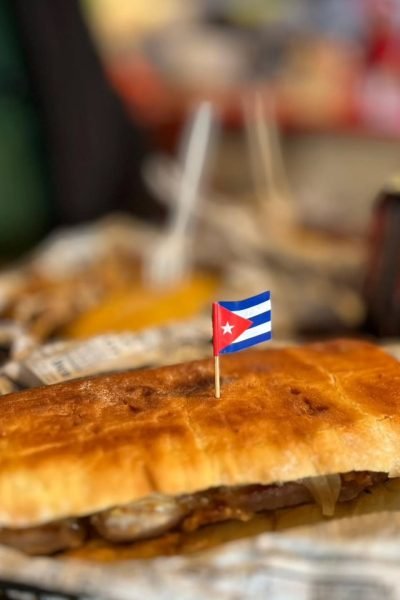 UGC Amalia Hernández Soler mostrando sándwich cubano en contenido foodie para restaurantes – Agencia Brilla.
