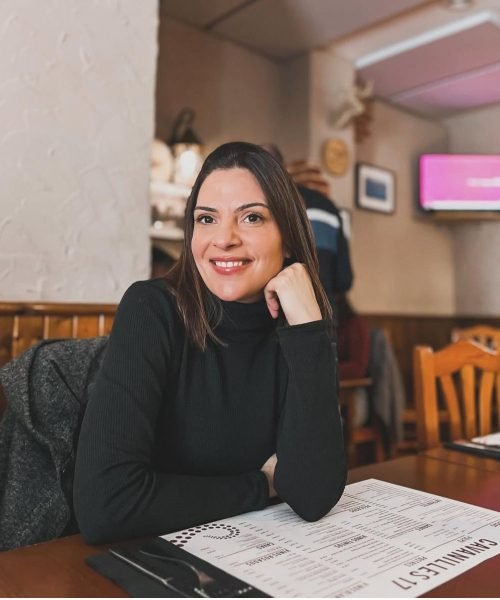 Ana Mayor Camarena UGC en restaurante lifestyle para Agencia de marketing digital Brilla Influencers y Comunicación