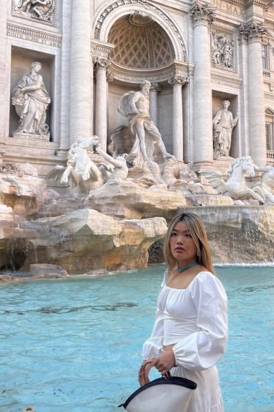 Creadora UGC Ana Yao Gómez López frente a la Fontana di Trevi durante un viaje a Roma – Agencia Brilla.
