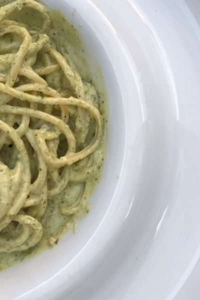 Plato de pasta con salsa cremosa fotografiado por la creadora UGC Ana Yao Gómez López – Agencia Brilla.