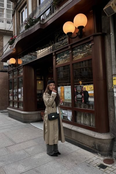 Creadora UGC Ana Yao Gómez López con look urbano frente a un establecimiento tradicional – Agencia Brilla.