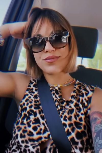 Creadora UGC de lifestyle y moda mostrando contenido casual con gafas de sol – Agencia Brilla.