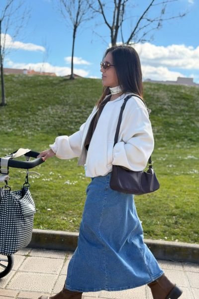 Creadora UGC lifestyle y mum paseando con carrito en exterior – Agencia Brilla.
