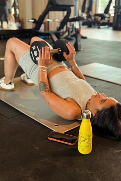 Creadora UGC fitness entrenando en gimnasio con pesas – Agencia Brilla.