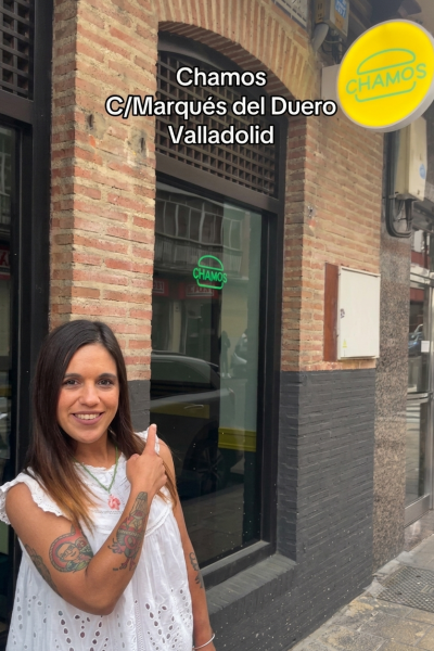 Creadora UGC promocionando el restaurante Chamos en Valladolid – Agencia Brilla.