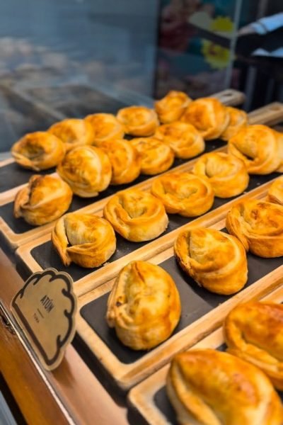 Bandejas de empanadas y productos horneados para contenido foodie – Agencia Brilla.