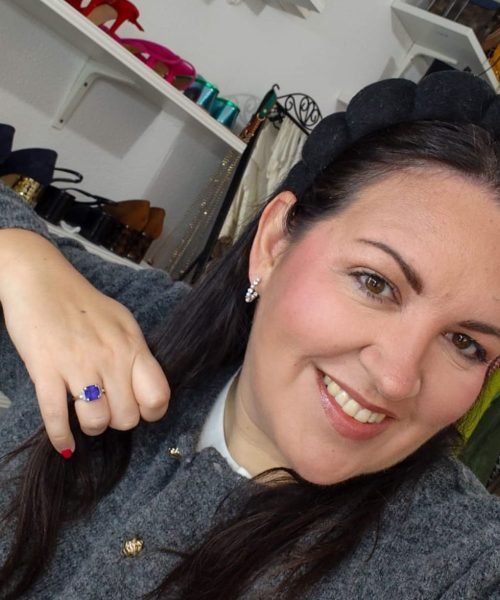 Andrea Diez Perales UGC en vestidor mostrando anillo contenido moda y lifestyle Agencia de marketing digital Brilla influencers y comunicación