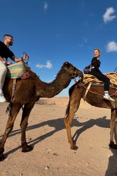 UGC Andrea López Ayala creando contenido travel en experiencia con camellos en el desierto – Agencia Brilla.