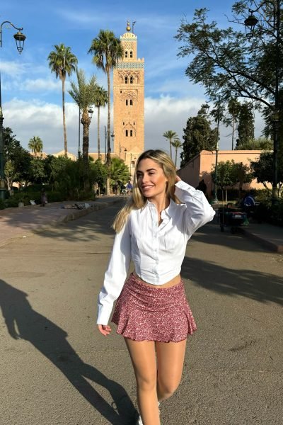 UGC Andrea López Ayala creando contenido travel en Marrakech con monumento histórico – Agencia Brilla.