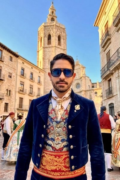 UGC Brandon González creando contenido de lifestyle, cultura y moda tradicional en Valencia – Agencia Brilla.