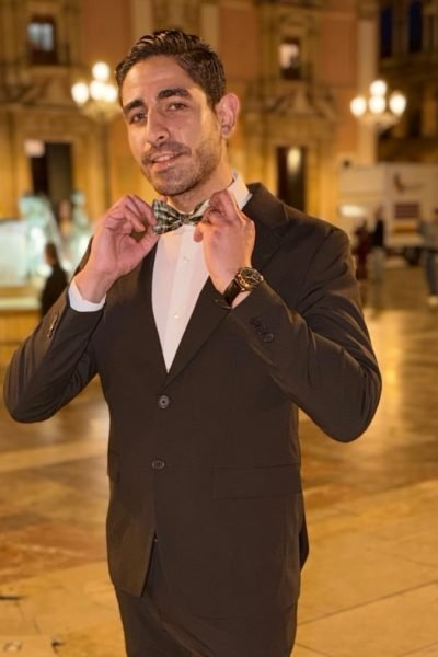UGC Brandon González creando contenido lifestyle y moda elegante en entorno urbano nocturno – Agencia Brilla.
