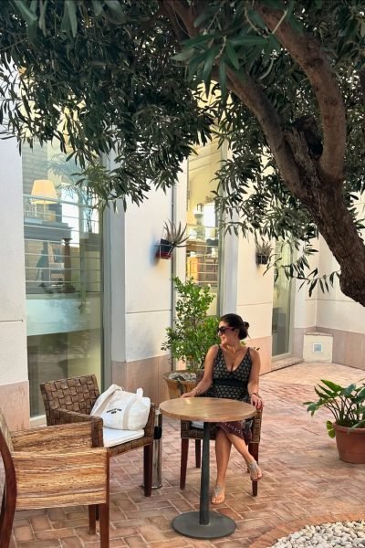UGC Christine Mur creando contenido lifestyle en terraza mediterránea para marcas de viajes y experiencias – Agencia Brilla.