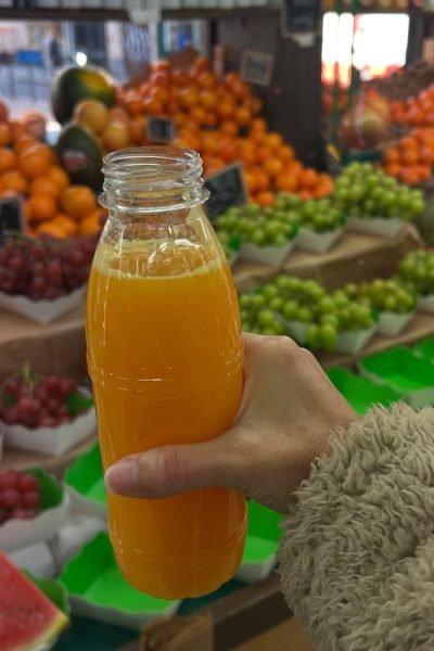 UGC Christine Mur creando contenido sobre zumos naturales, fruta fresca y hábitos saludables – Agencia Brilla.