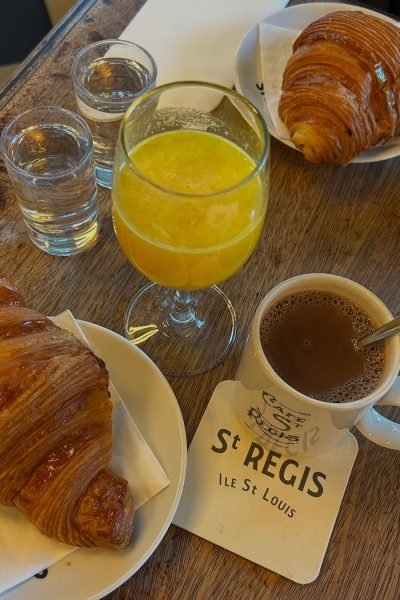 UGC Christine Mur creando contenido gastronómico con café, zumo natural y croissants para redes sociales – Agencia Brilla.