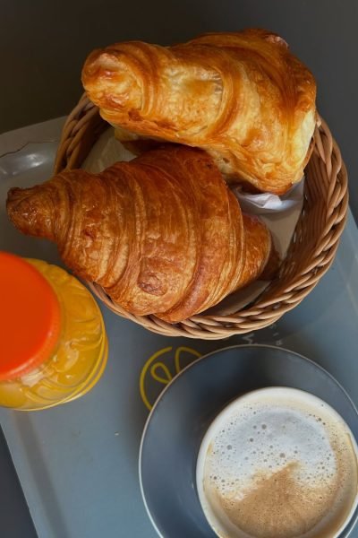 UGC Christine Mur mostrando contenido de brunch, cafés y tostadas para marcas gastronómicas – Agencia Brilla.