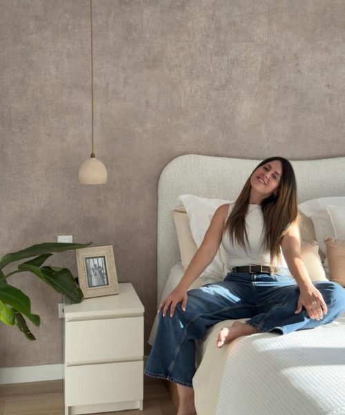 Cristina Cortes UGC en habitación moderna y luminosa Agencia de marketing digital Brilla influencers y comunicación