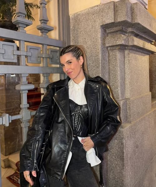 Dessire Verdu Zarco posando con chaqueta de cuero negra y look moderno para contenido de moda creado para Agencia de marketing digital Brilla Influencers y Comunicación