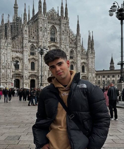 Diego García Bolufer UGC en Milán frente a la catedral para Agencia de marketing digital Brilla Influencers y Comunicación