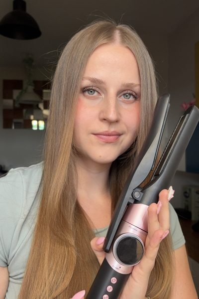 UGC beauty mostrando herramienta de peinado para cabello liso y cuidado capilar – Agencia Brilla.