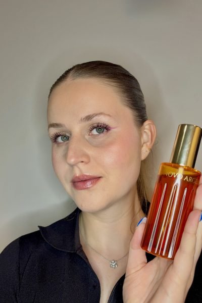 UGC beauty promocionando perfume con estética elegante y maquillaje glow – Agencia Brilla.