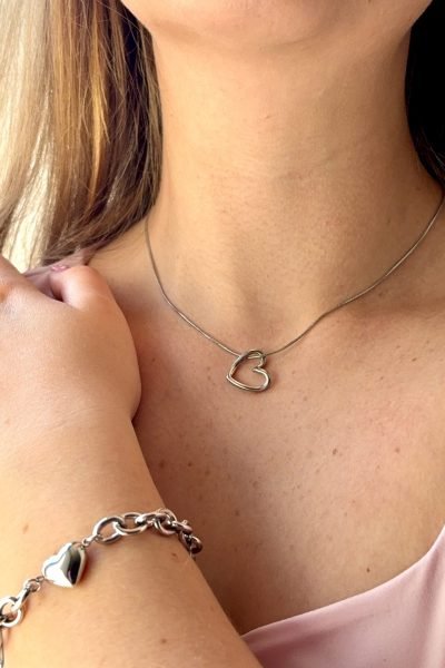 UGC de joyería con collar y pulsera de corazones en plata – Agencia Brilla.