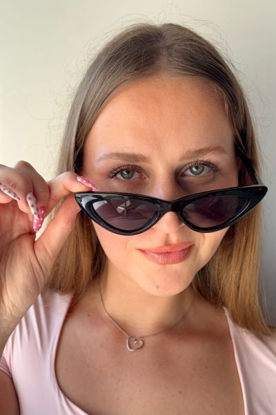 UGC lifestyle con gafas de sol negras y estilo beauty juvenil – Agencia Brilla.