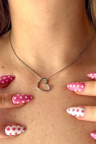 Collar plateado con colgante de corazón en contenido UGC de accesorios – Agencia Brilla. Título: UGC accesorios minimalistas | Agencia Brilla.