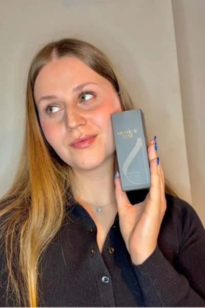 UGC beauty mostrando producto Mask In Tone para rutina de belleza y cuidado facial – Agencia Brilla.