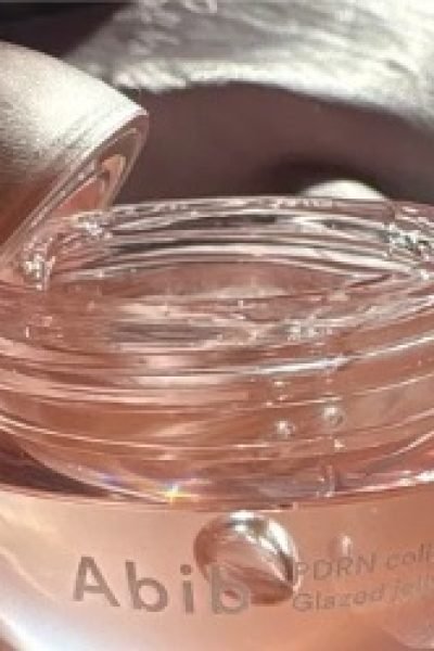 Producto skincare Abib en textura rosa para rutina de cuidado facial – Agencia Brilla.