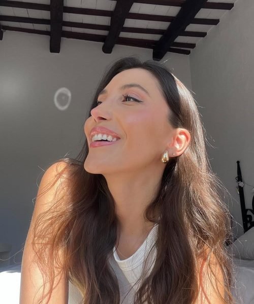 Eva Figueras Paguina sonriendo con luz natural, mostrando un look fresco y natural en interior. Agencia de marketing digital Brilla Influencers y Comunicación.