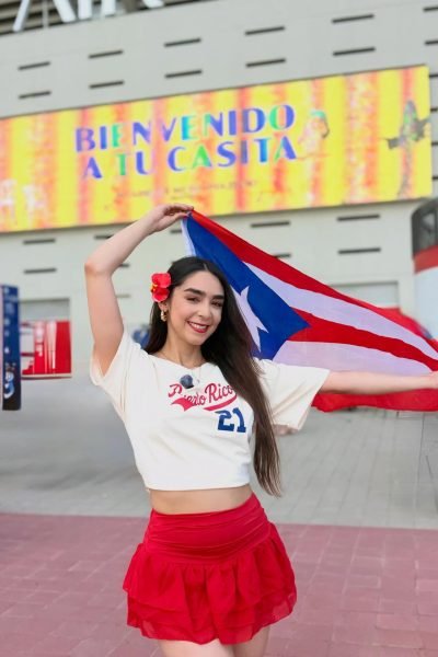 UGC Genesis Alemany con bandera de Puerto Rico creando contenido travel y lifestyle – Agencia Brilla.