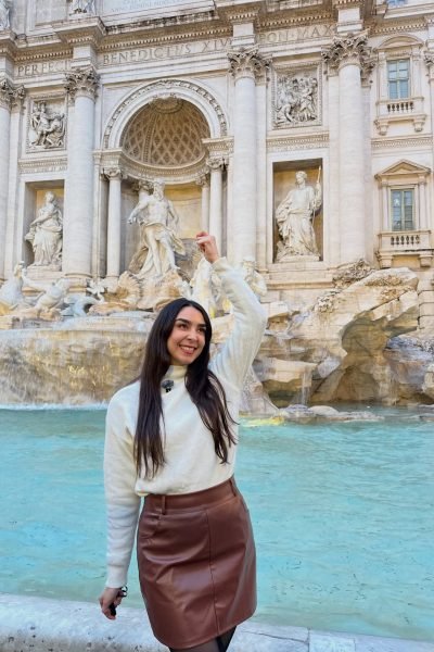 UGC Genesis Alemany en la Fontana di Trevi creando contenido travel – Agencia Brilla.