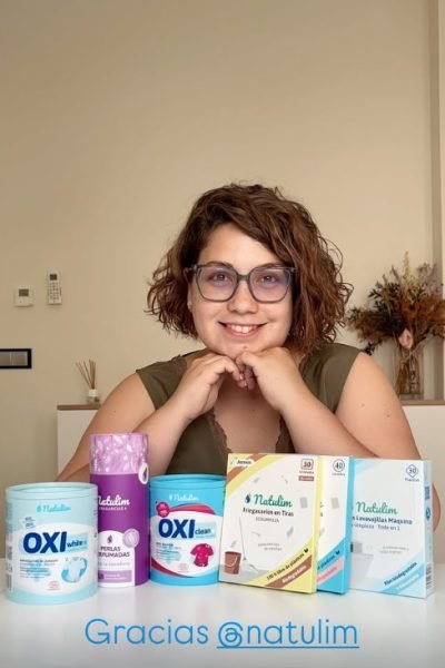 UGC creadora de contenido lifestyle mostrando productos Natulim para limpieza del hogar y bienestar diario – Agencia Brilla.