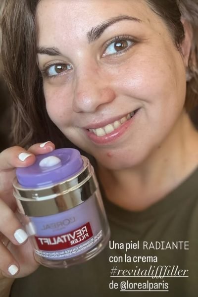 UGC creadora de contenido skincare mostrando crema Revitalift Filler de L’Oréal Paris para rutina facial – Agencia Brilla.