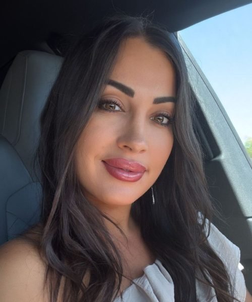 Isamar Florido Álvarez posando en el coche, con un look natural y relajado. Agencia de marketing digital Brilla Influencers y Comunicación.