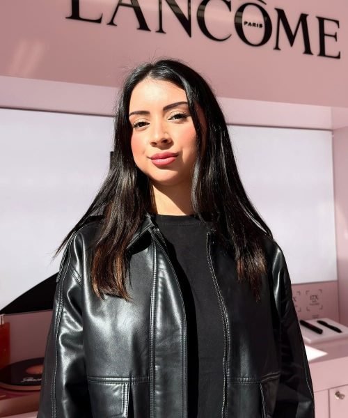 Isidora Diaz posando en un stand de Lancôme, mostrando estilo elegante y profesional para contenido visual de belleza, creado para Agencia de marketing digital Brilla Influencers y Comunicación