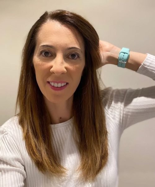 Judit Pascual en retrato natural con look casual, contenido UGC para la Agencia de marketing digital Brilla Influencers y Comunicación