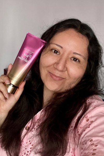 UGC Kimi Yamada creando contenido para marcas de cuidado corporal, perfumes y productos beauty – Agencia Brilla.